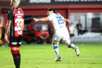 Goiás vence Avaí de virada na Série B e mantém sonho de acesso