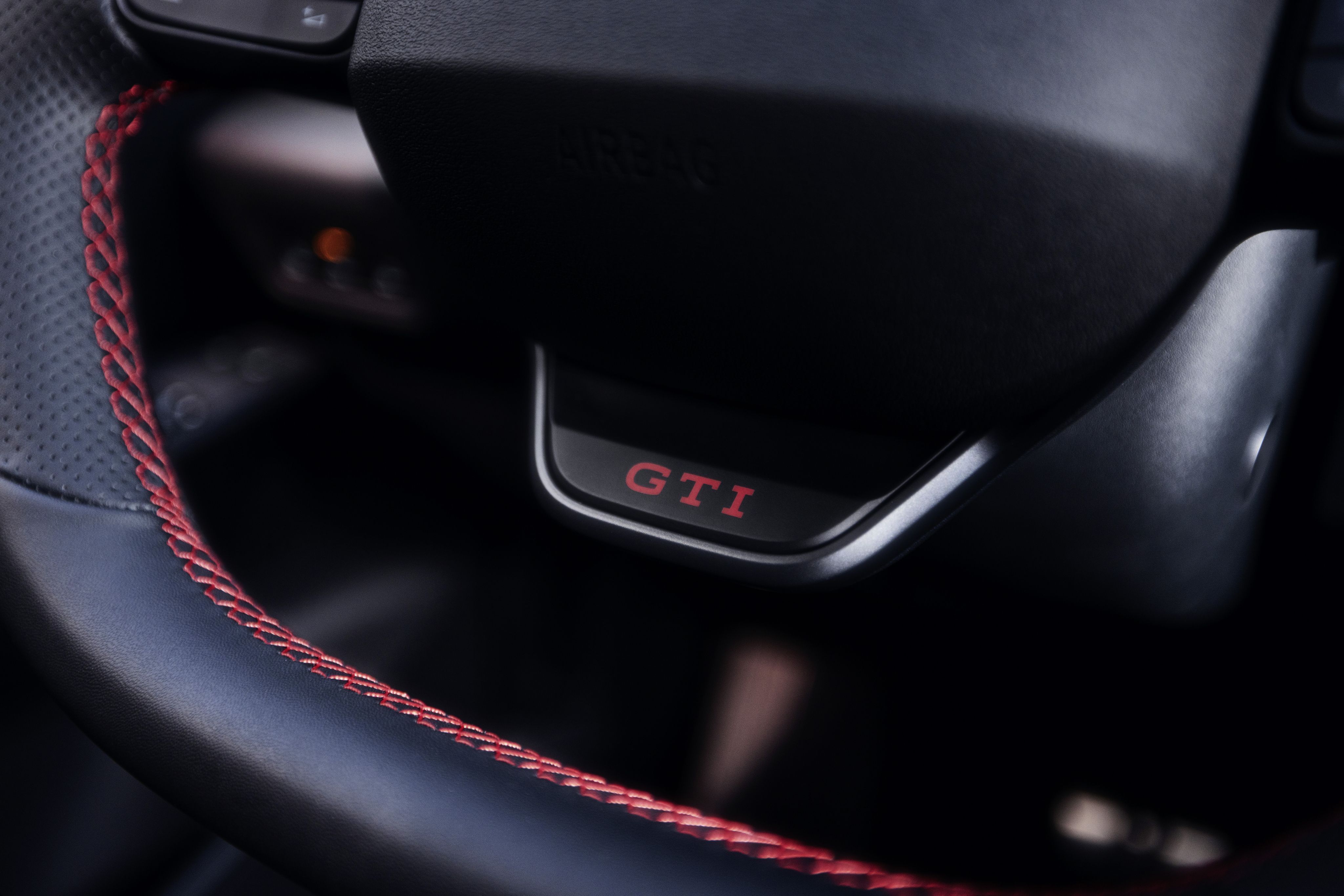 Novo Volkswagen ID. 3 GTI é o mais potente e o primeiro 100% elétrico da história da clássica linhagem GTI • Divulgação Volkswagen