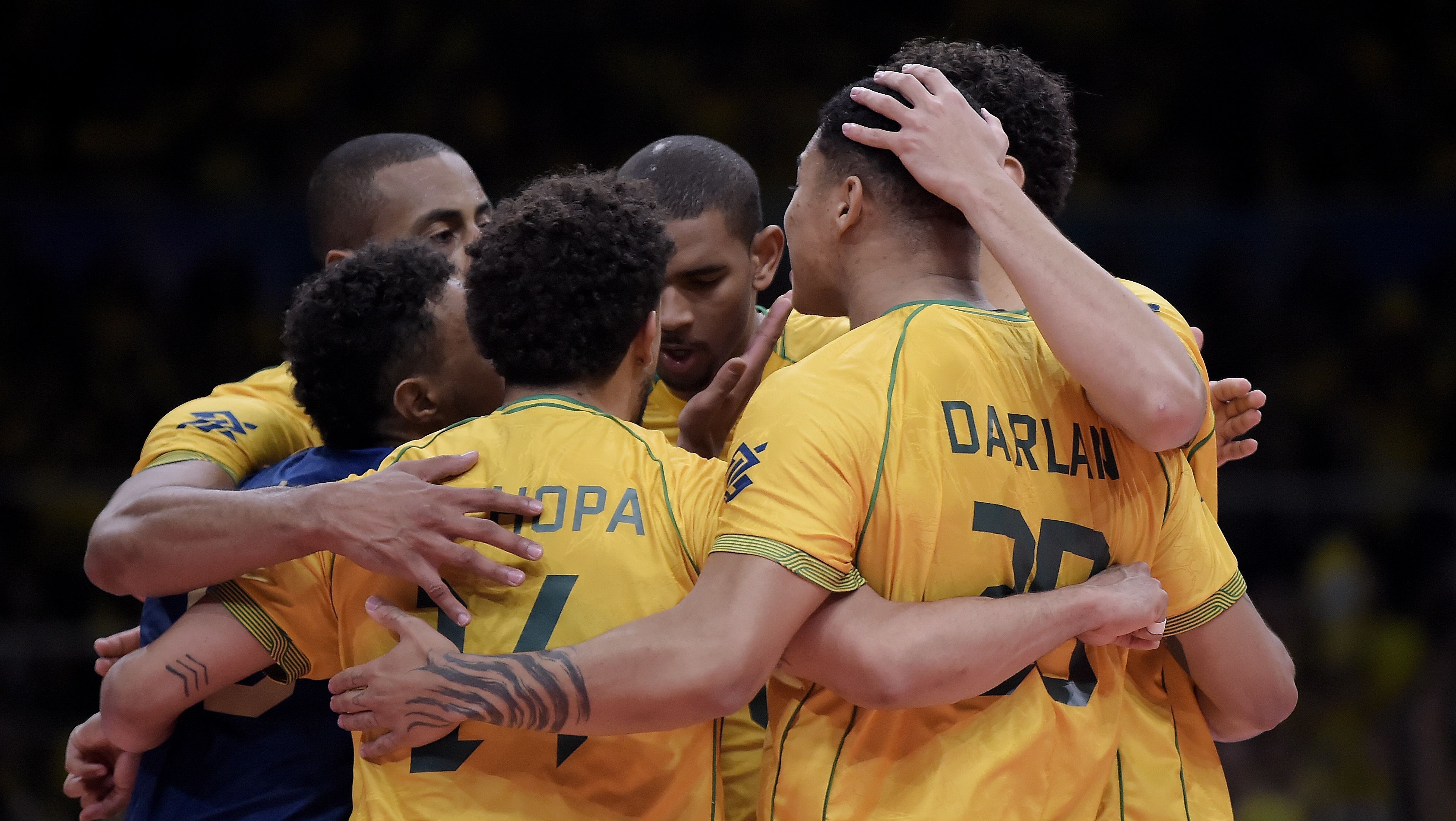 Jogadores do Brasil comemoram ponto contra a Argentina