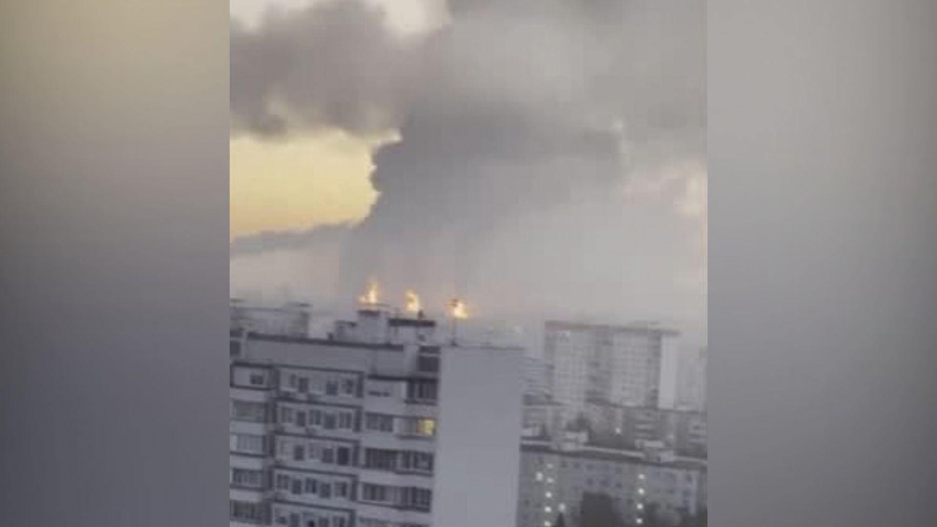 Fumaça sobe dos incêndios após o prefeito de Moscou relatar um ataque com drones a uma refinaria de petróleo na cidade