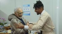 Gilberto Gil e Jon Batiste se conhecem antes de shows no Rock in Rio