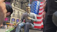 Estátua de Charlie Kirk inaugura em Nova York um ano após morte do ativista