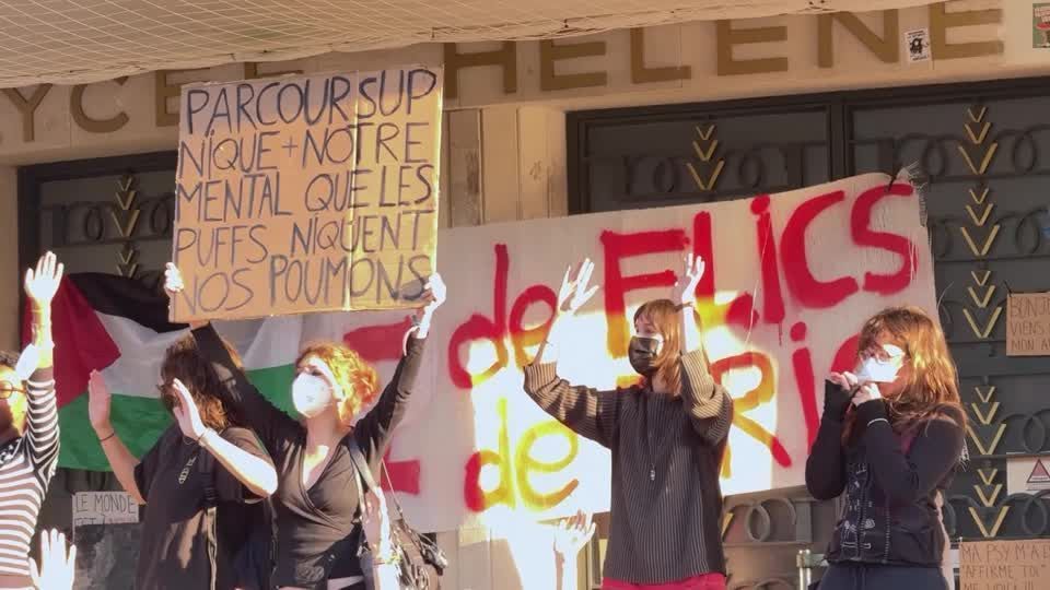 Estudantes bloqueiam escolas secundárias em Paris em dia de protestos.