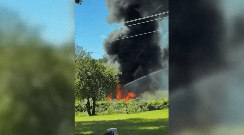 Avião militar cai e pega fogo em área residencial durante exercício nos EUA