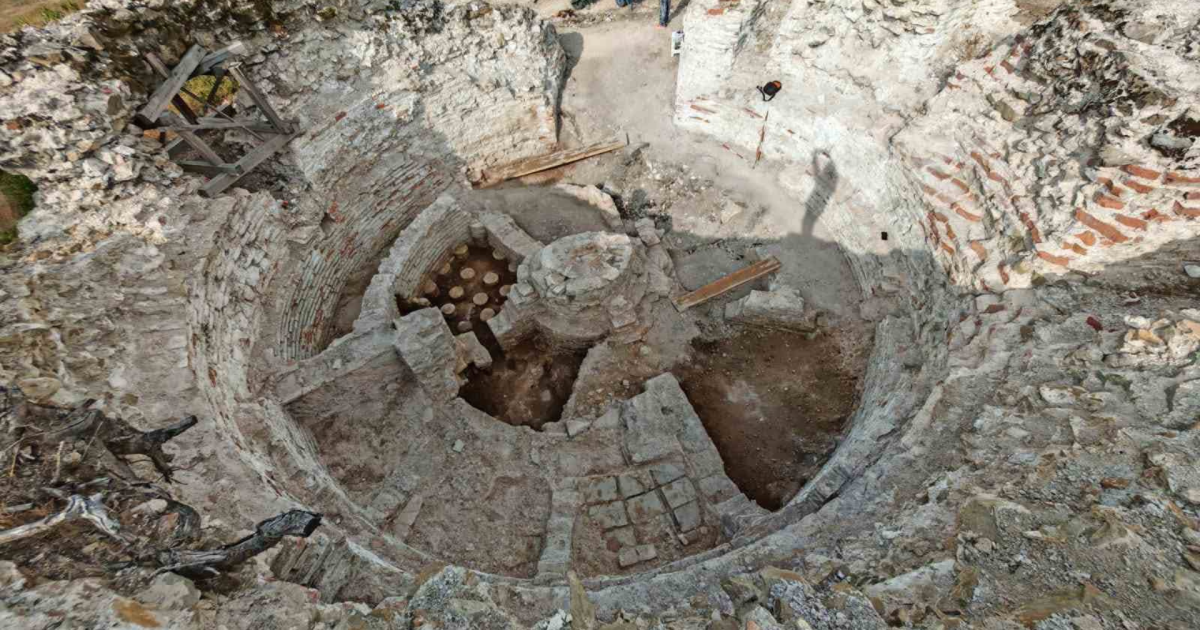 Restos de uma antiga casa de banhos com cúpula e janelas abertas, localizado no sítio arqueológico de Vrelo-Šarkamen.