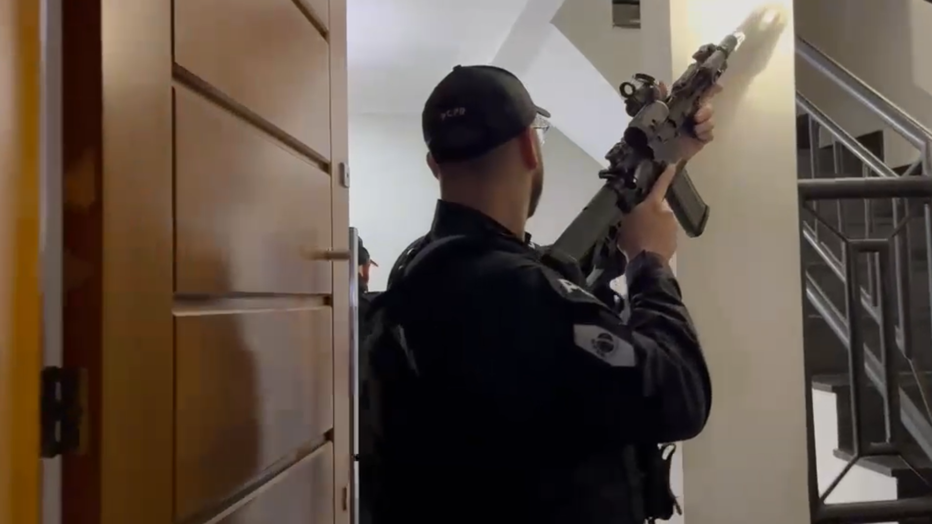 Imagem de destaque do post: Operação prende 10 por esquema que mandava armas e drogas para o RJ