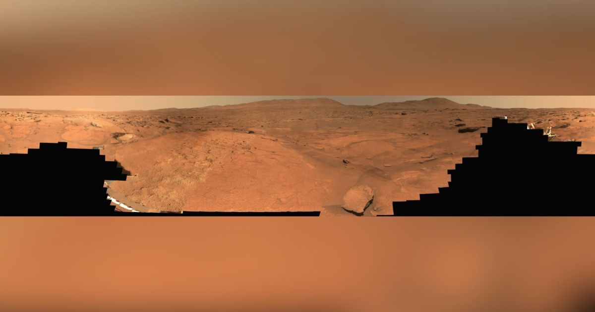 Imagem do rover Perseverance em Marte analisando rochas na região 'Unidade Marginal'