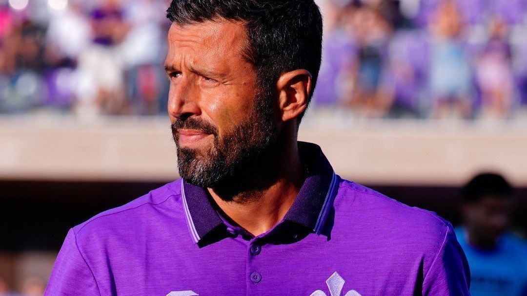 Treinador Fabio Grosso durante partida de futebol