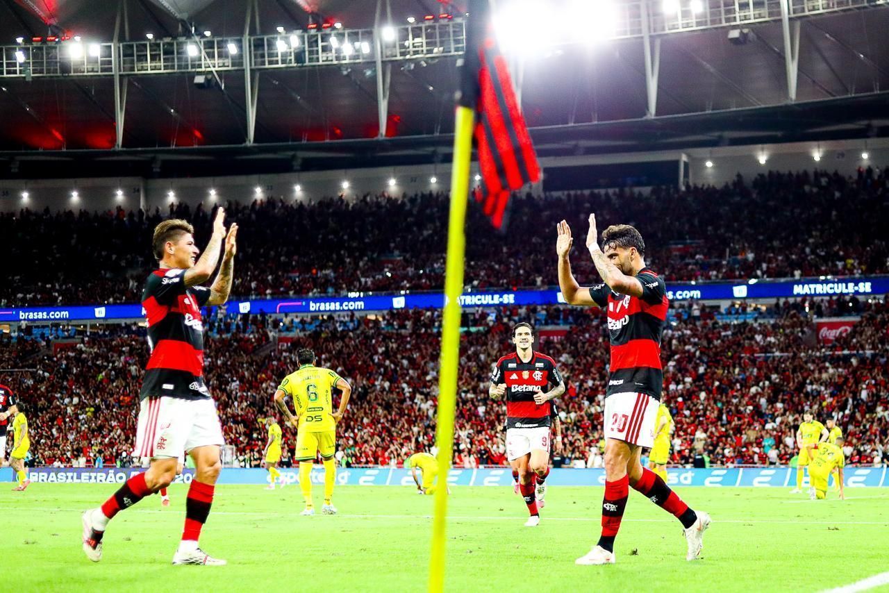 Imagem de destaque do post: Jogadores do Flamengo reclamam do gramado após vitória