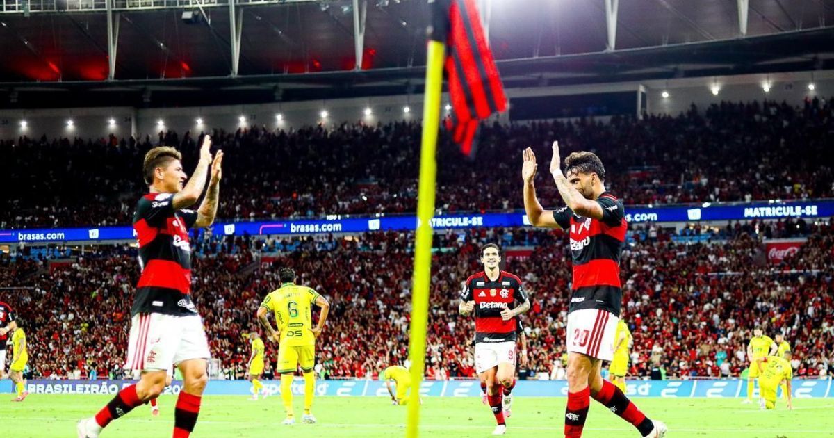 Jogadores do Flamengo reclamam do gramado após vitória