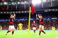 Jogadores do Flamengo reclamam do gramado após vitória