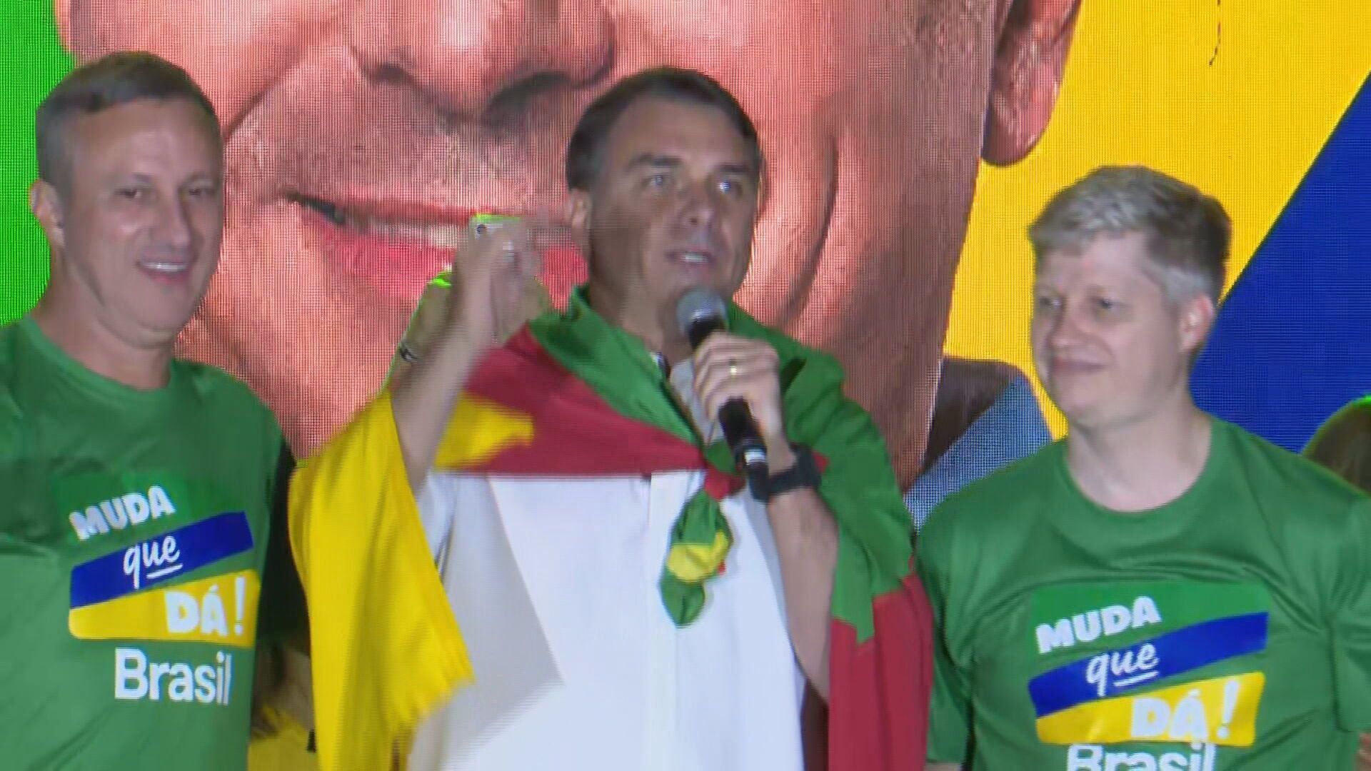 Flávio diz que Lula tem "rabo preso" por não comentar caso Moraes