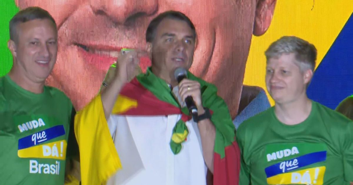 Flávio diz que Lula tem “rabo preso” por não comentar caso Moraes
