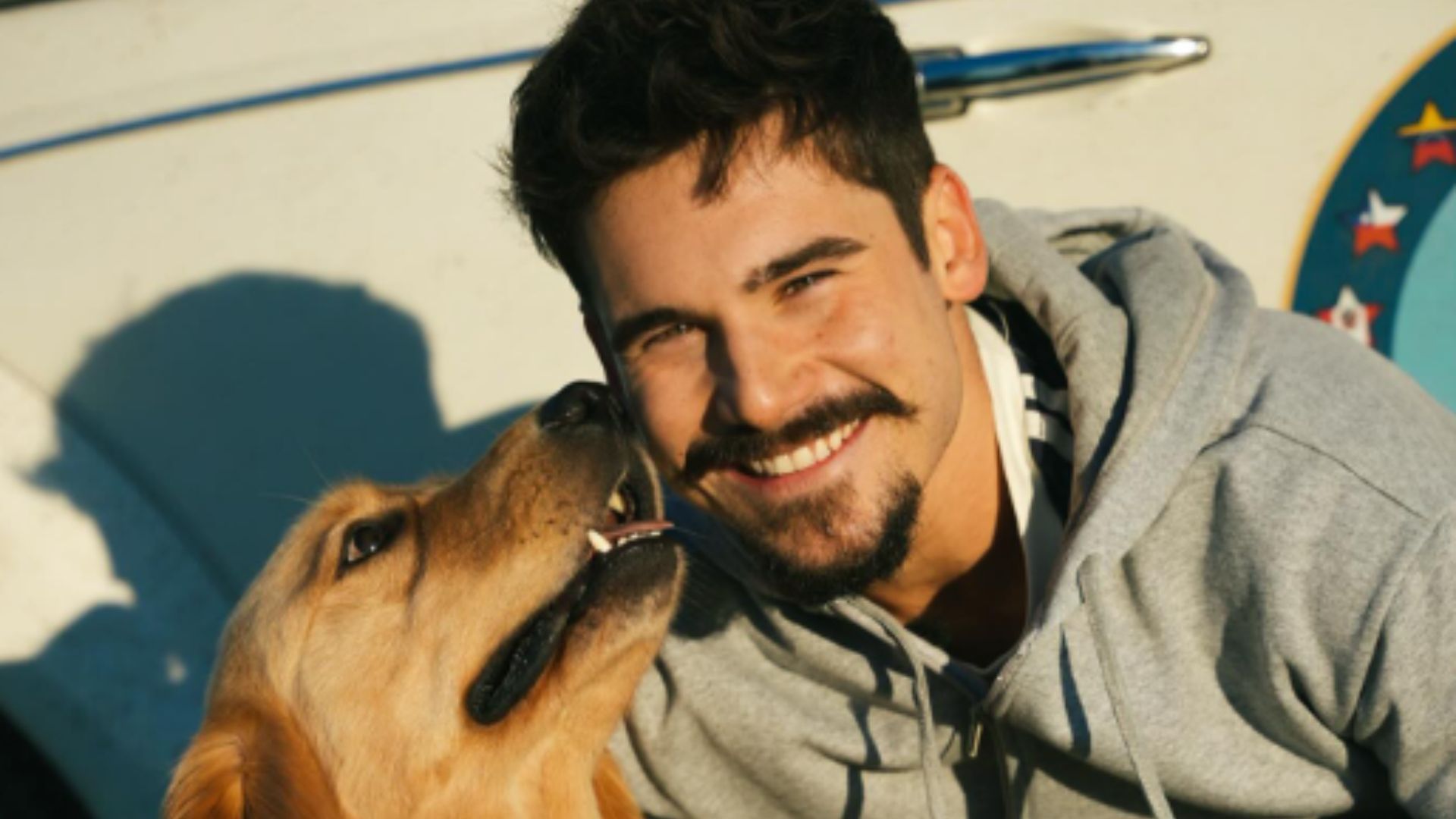 Ator Nicolas Prattes nas filmagens do longa "Minha Vida com Shurastey"