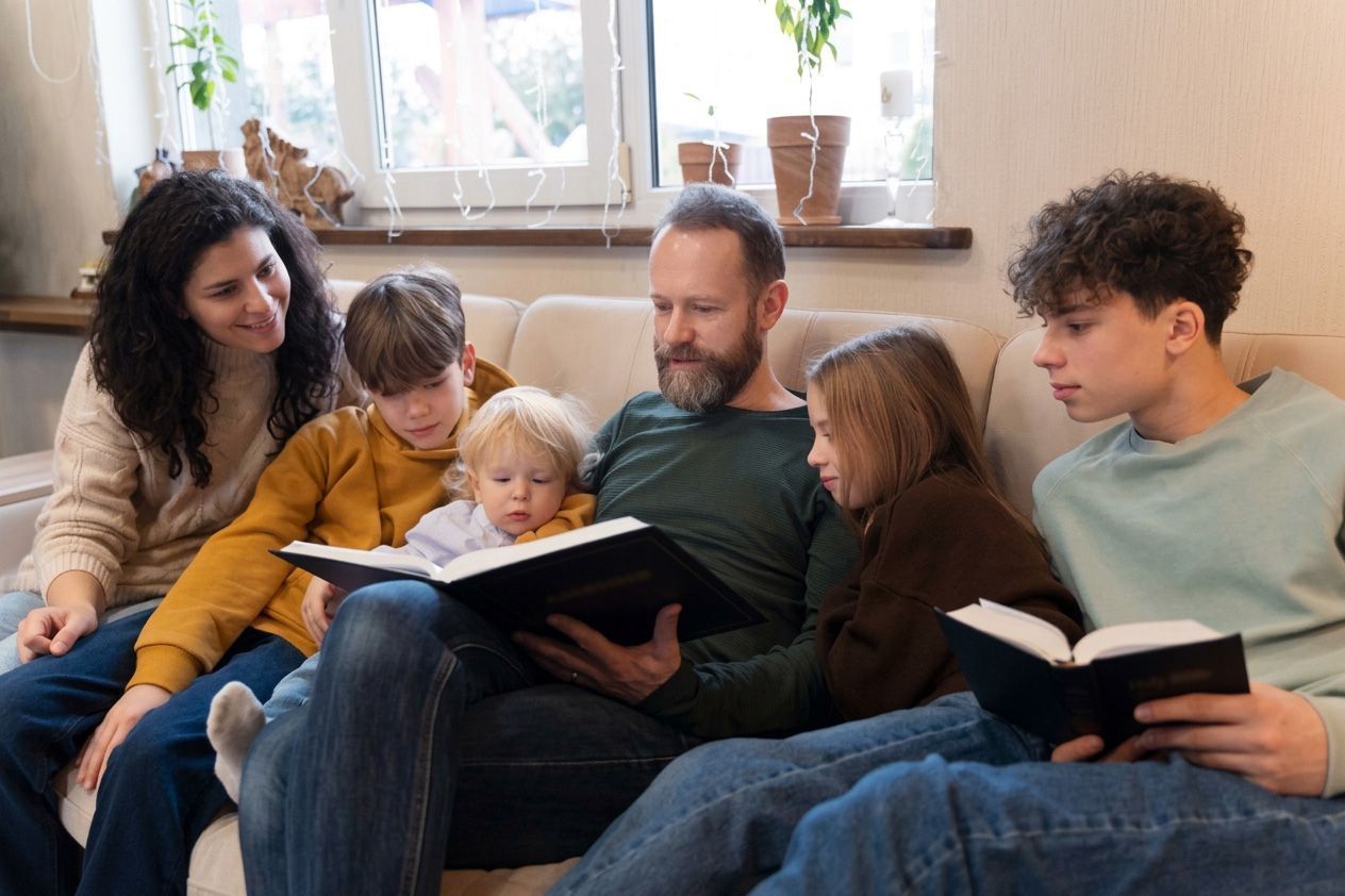 família-lendo-livros-na-sala