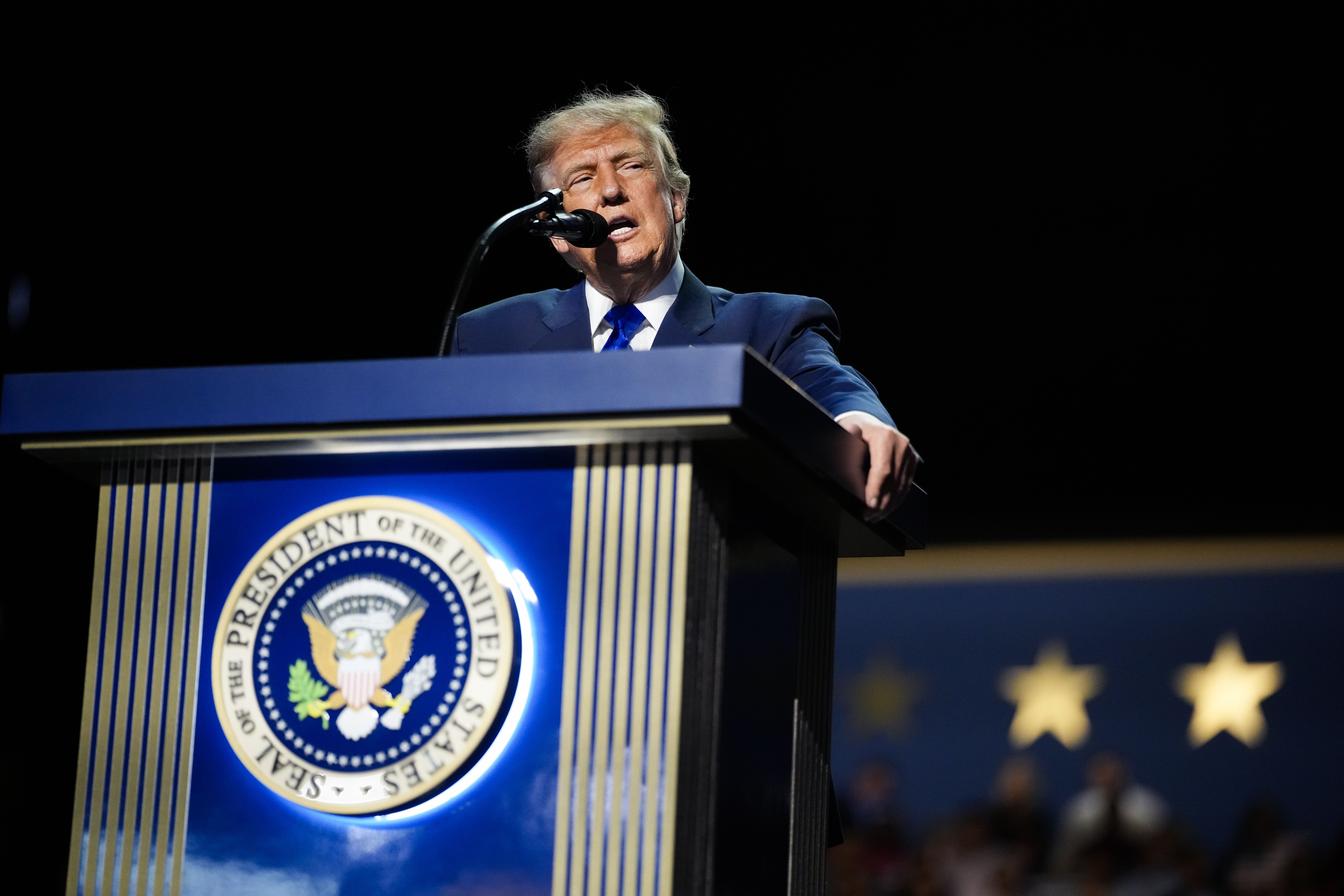 EUA: Trump promete US$ 5 mil para adultos caso republicanos vençam eleições