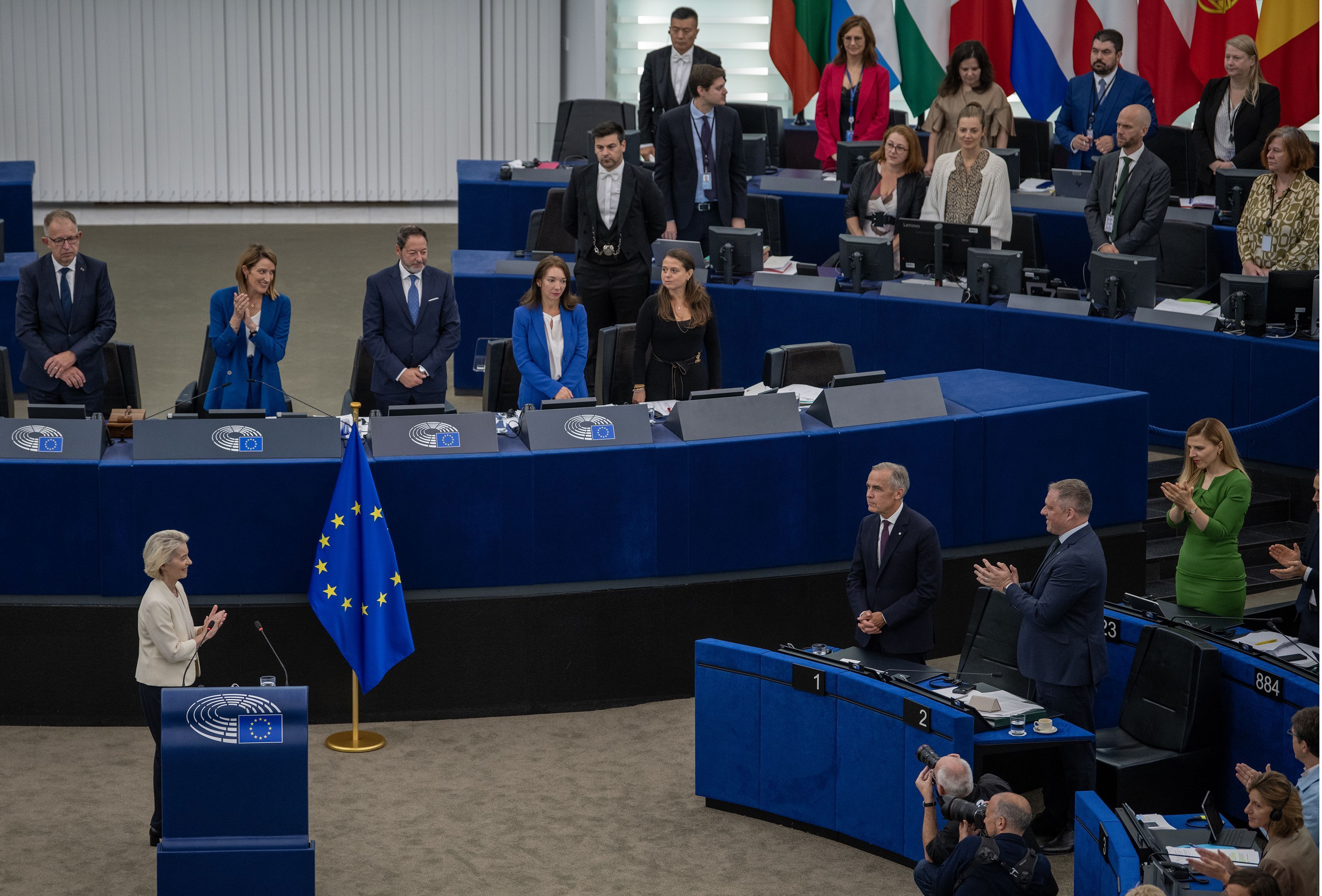 A presidente da Comissão Europeia, Ursula von der Leyen, discursa enquanto o primeiro-ministro canadense, Mark Carney, acompanha o debate sobre o Estado da União de 2026