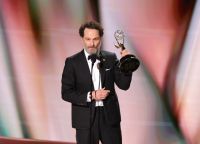 Matthew Rhys se torna o 1º a ganhar dois Emmys de Melhor Ator no mesmo ano
