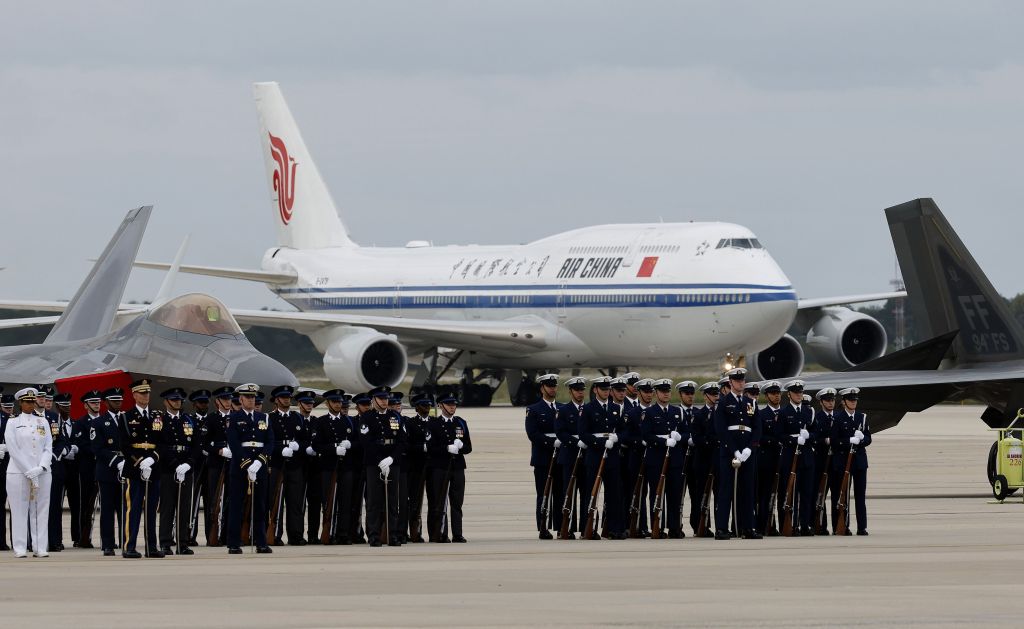 A aeronave da Air China transportando o presidente chinês Xi Jinping desloca-se em solo após pousar, em 23 de setembro de 2026, na Base Conjunta Andrews, em Maryland, EUA