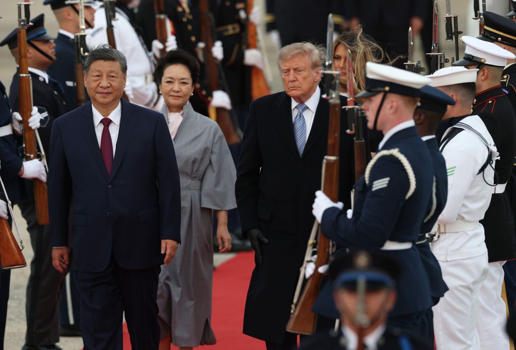 O presidente chinês Xi Jinping, a primeira-dama da China Peng Liyuan, o presidente dos EUA Donald Trump e a primeira-dama Melania Trump durante cerimônia de chegada na Base Conjunta Andrews, em Maryland, nos EUA