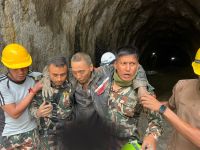 Terceiro homem é resgatado de túnel no Nepal dez dias após enchentes