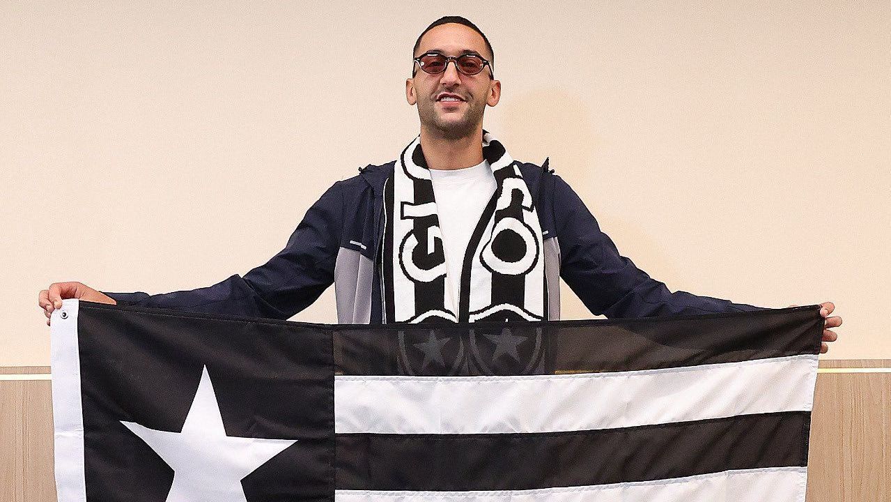Imagem de destaque do post: Hakim Ziyech chega ao Rio e é recebido por torcida do Botafogo