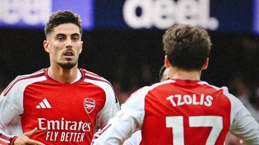 Arsenal vira sobre Chelsea e mantém campanha perfeita na Premier League