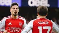 Arsenal vira sobre Chelsea e mantém campanha perfeita na Premier League