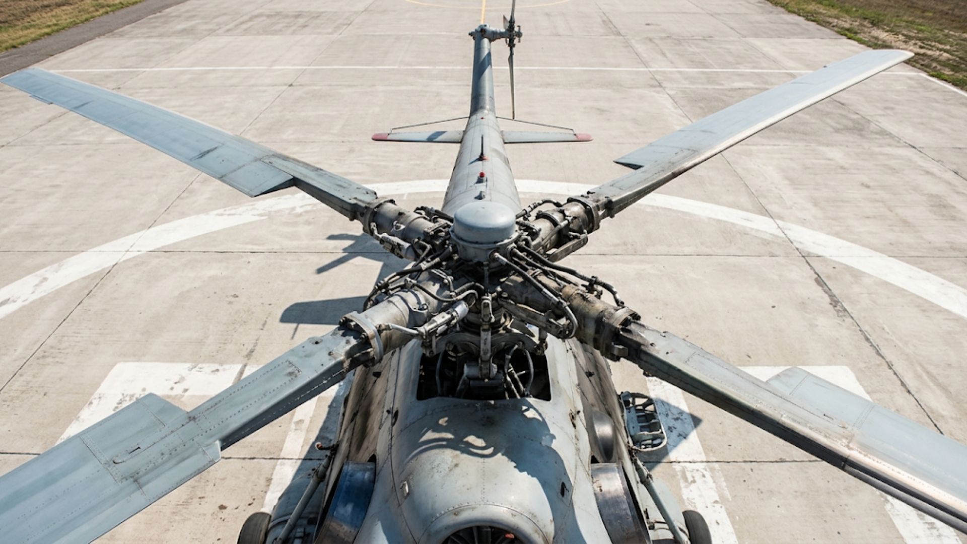 Diferente dos aviões, a sustentação dos helicópteros depende de asas rotativas, dois controles principais e um sistema de compensação na cauda.