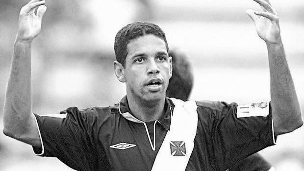 Foto de Henrique, ex-zagueiro do Vasco, em partida de futebol
