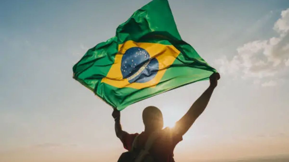 Pano branco pendurado na janela do carro pode sinalizar pedido de socorro ou pane mecânica no veículo