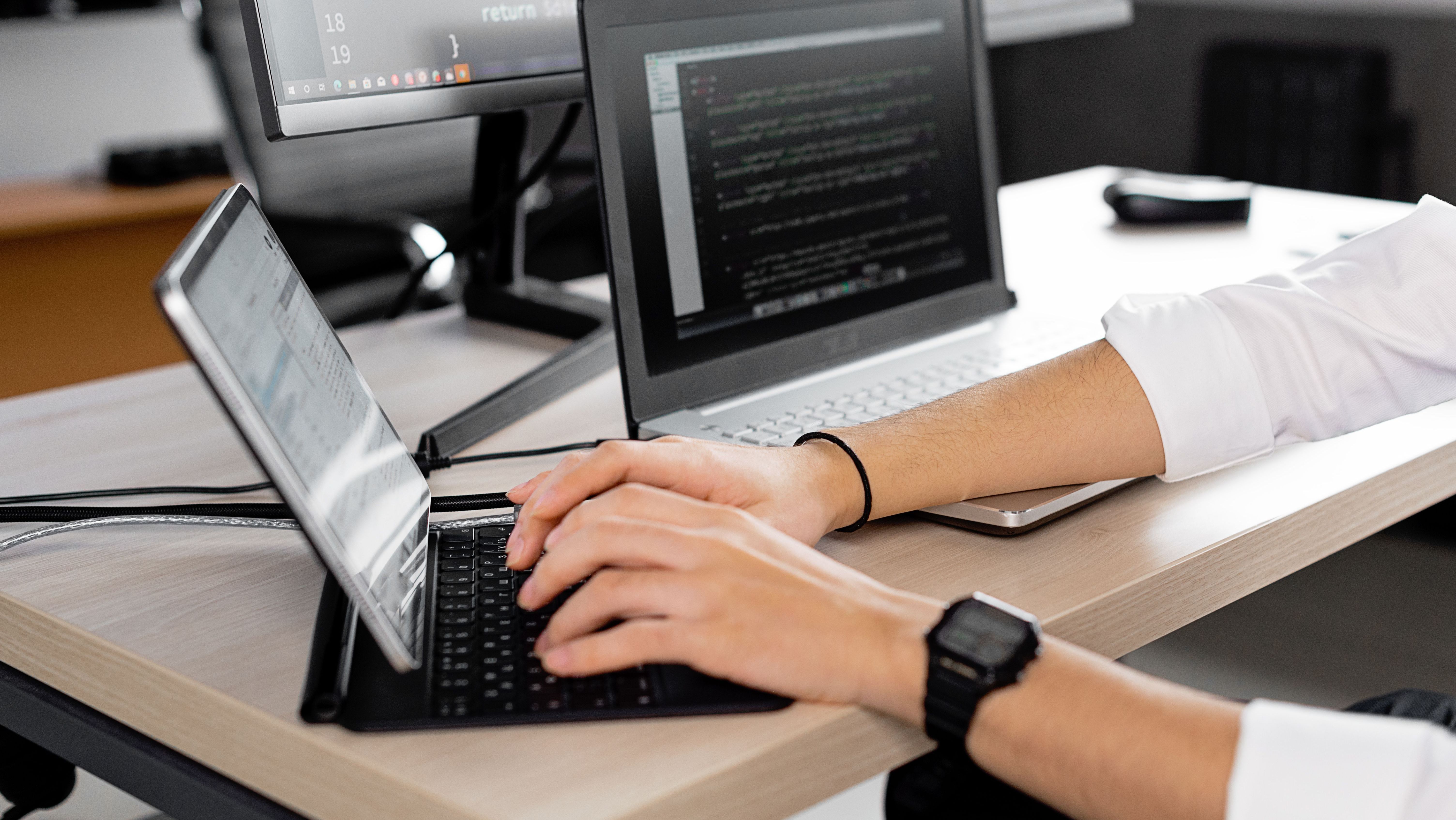 Especialistas alertam sobre delegar trabalho totalmente para a inteligência artificial • Pexels