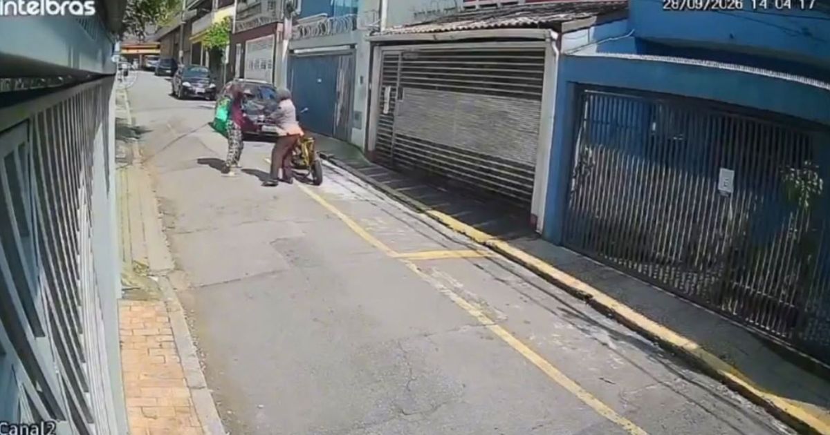 Vídeo: idosa é esfaqueada durante tentativa de roubo no Centro de SP