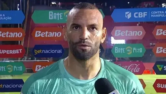 Weverton, goleiro do Grêmio, em ação durante partida