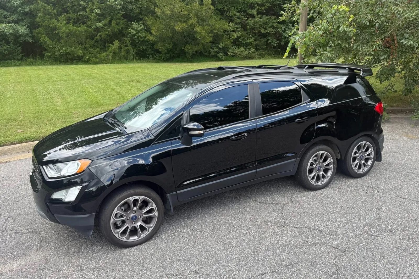 Ford EcoSport com seis rodas é leiloado