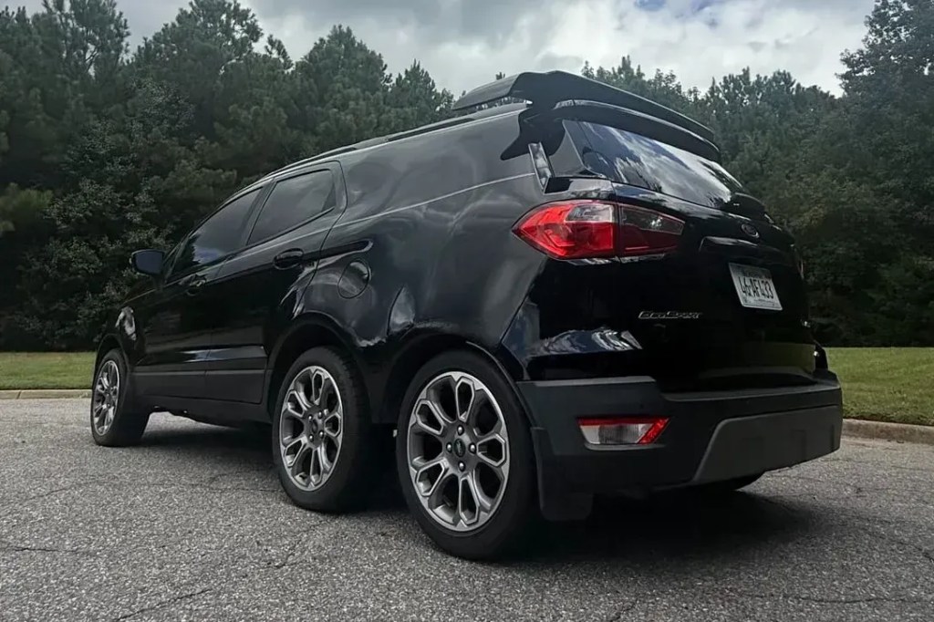 Ford EcoSport com seis rodas é leiloado