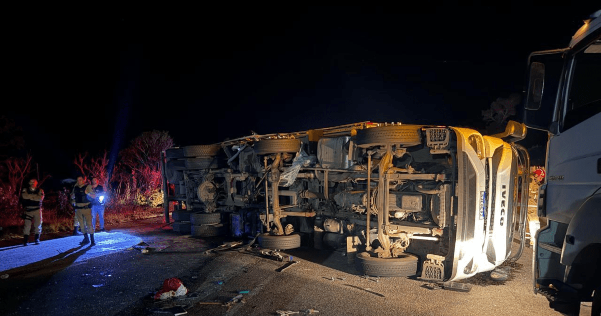 Colisão entre ônibus e carreta deixa seis mortos e mais de 40 feridos em MG