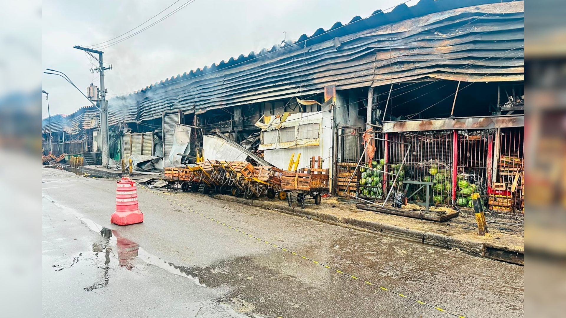 Incêndio atingiu o galpão da Ceagesp, na Vila Leopoldina (SP) • Otávio Bonazza