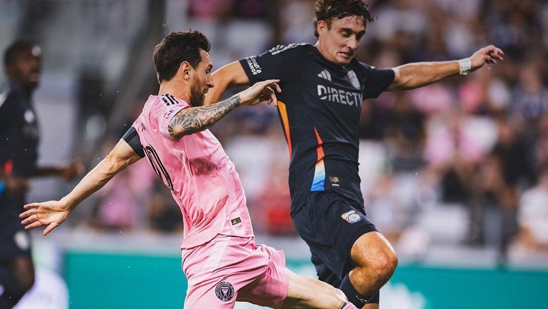 Messi comemorando seu gol na partida contra San Diego com o estádio ao fundo
