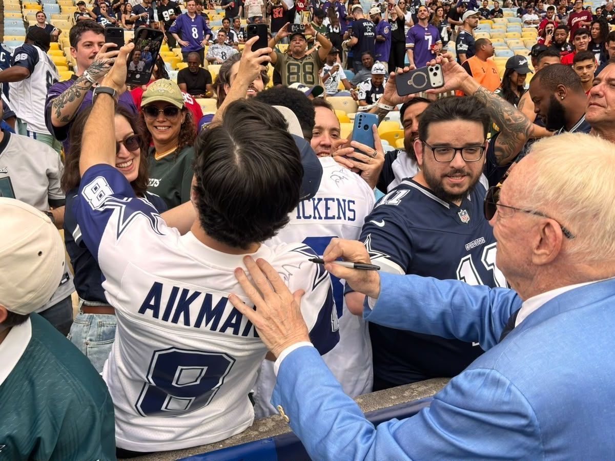 Dono do Dallas Cowboys atende fãs antes de jogo da NFL no Maracanã
