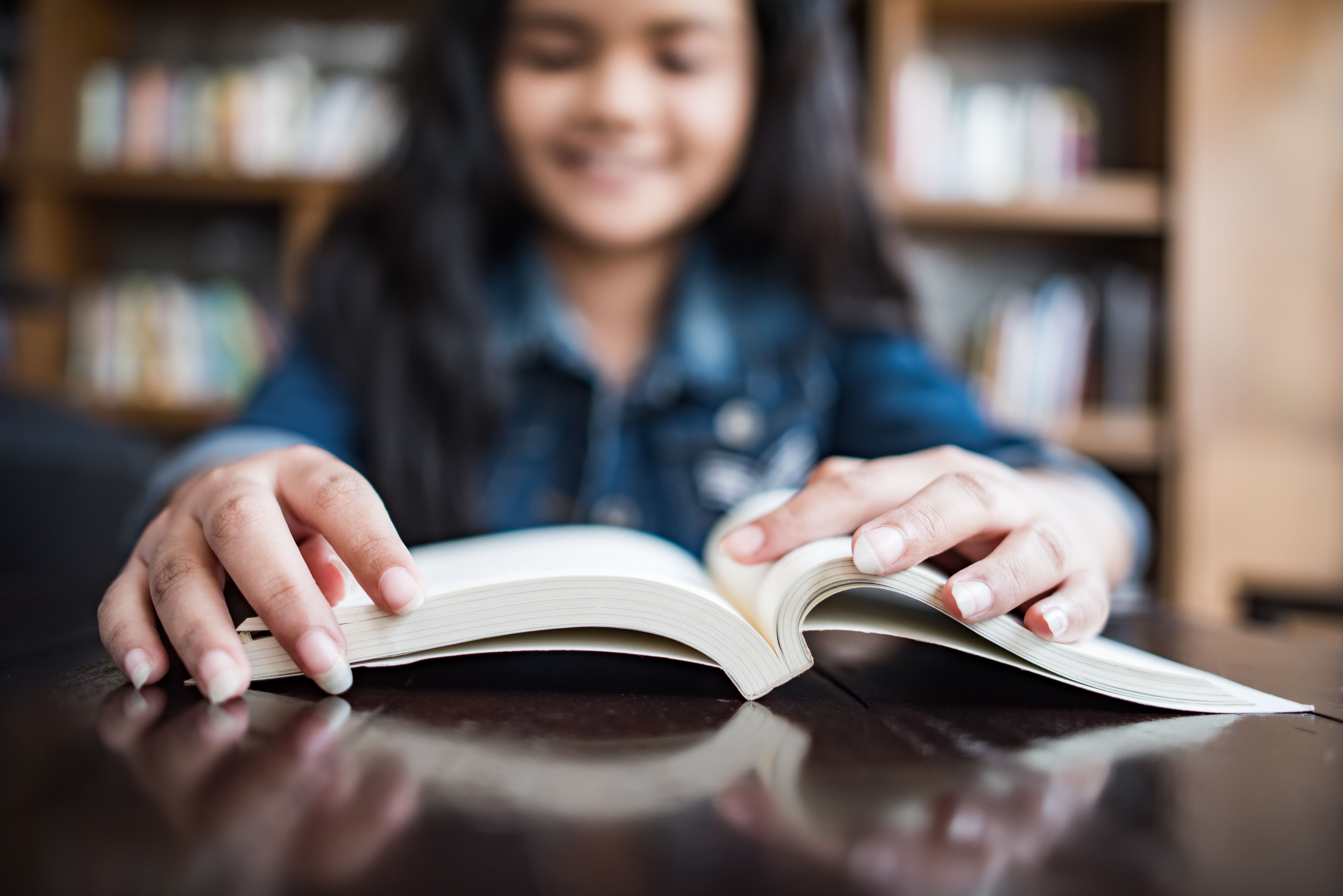 Entender o vocabulário da internet ficou mais fácil. A versão online do dicionário Merriam-Webster, um dos mais tradicionais dos Estados Unidos, acabou de adicionar novos 1.400 verbetes. Entre eles, estão gírias como "glow up" e "parassocial", até o já ultrapassado "Rickroll". Além do palavreado típico das comunidades virtuais, entraram para a lista nomes de comidas virais como "cake pop" e termos relacionados às novas tecnologias, como "AGI" e "vibe coding". As definições em inglês dos termos podem ser vistas no site oficial do dicionário. Segundo a empresa, novos verbetes são adicionados com base no volume e na frequência de pesquisas; nem todas as gírias virais serão escolhidas.