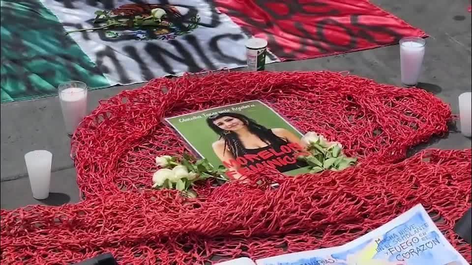 Jovens saem às ruas para protestar contra o assassinato de estudante em intercâmbio no México. • REUTERS