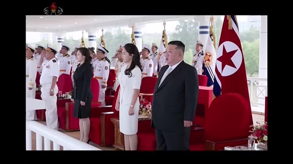 A televisão norte-coreana mostra Kim com sua filha na cerimônia de comissionamento de um destróier.