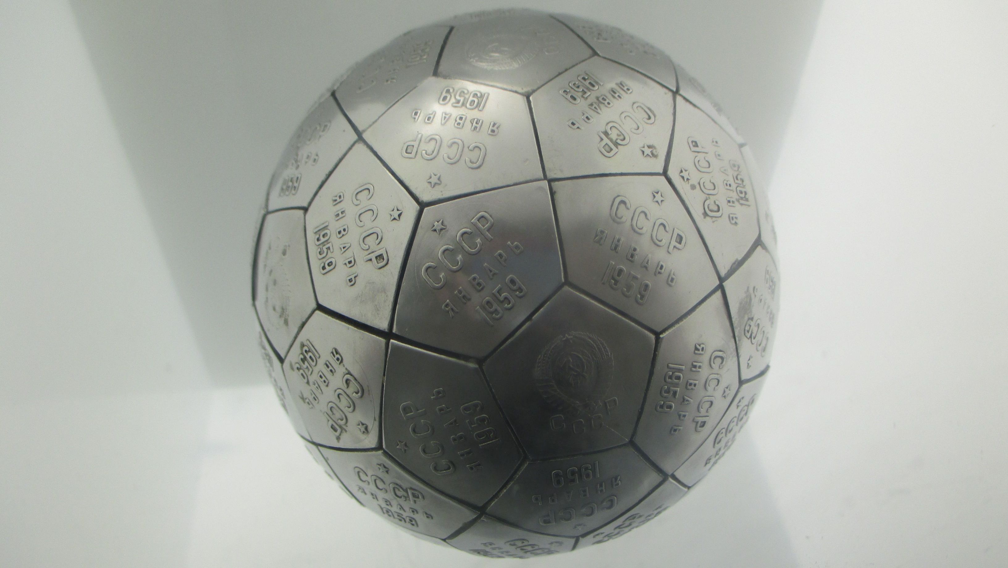 Esfera presente na sonda soviética Luna 2, projetada para explodir e ejetar suas partes pela superfície lunar. • Wikimedia Commons