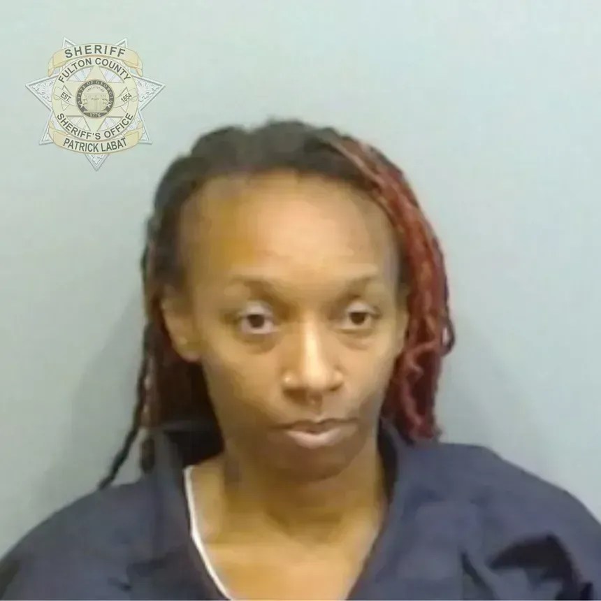 Lakesha Brown está sendo acusada de dois crimes de sequestro e dois crimes de crueldade contra crianças no Condado de Fulton, Geórgia • Fulton County Sheriff's office