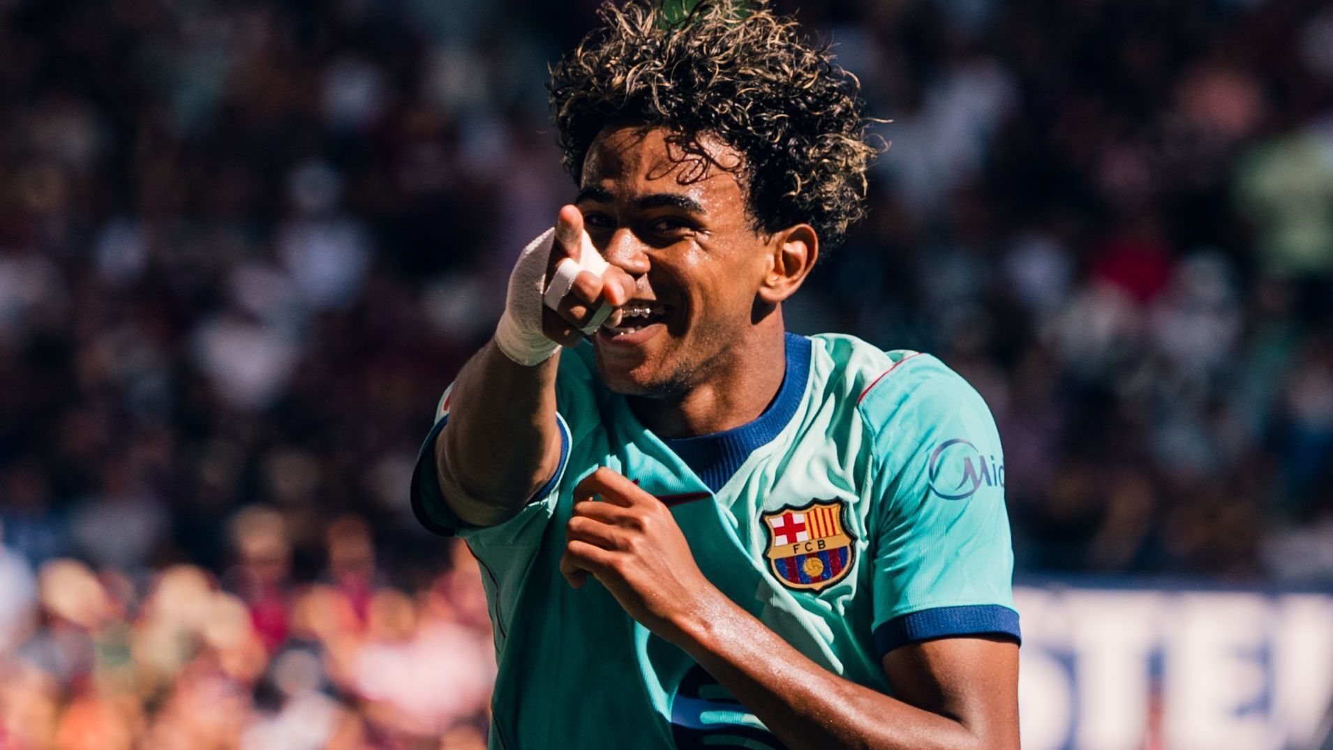 Com shows de Yamal e Adeyemi, Barcelona bate o Levante e segue 100%