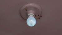 Por que a lâmpada LED fica meio acesa mesmo com o interruptor desligado?