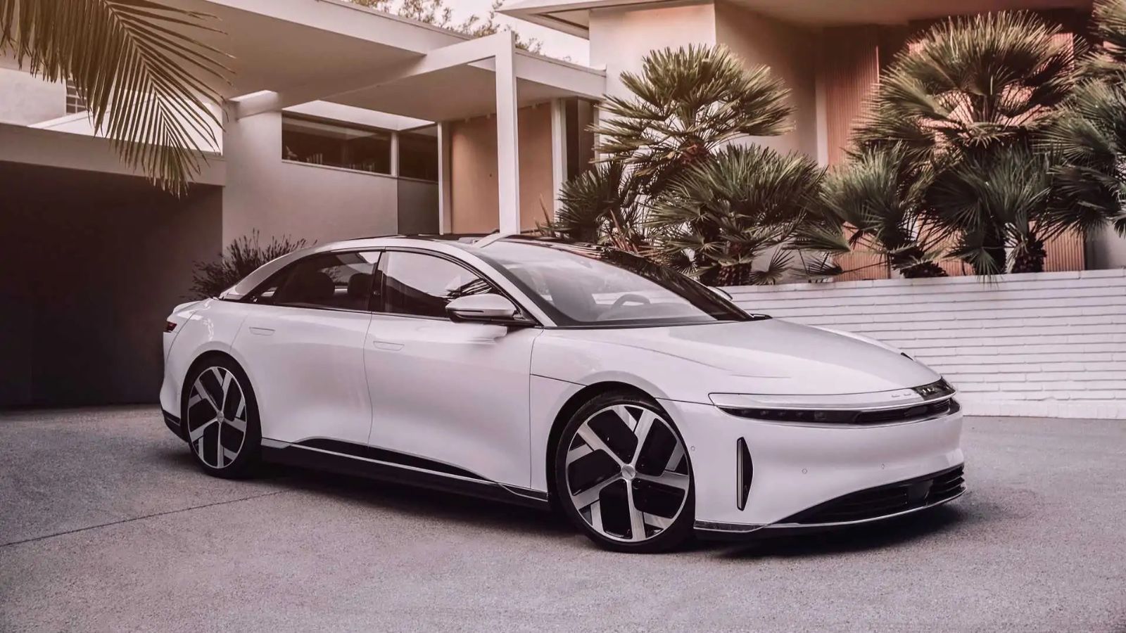 Lucid Air Grand Touring tinha o recorde anterior • Divulgação