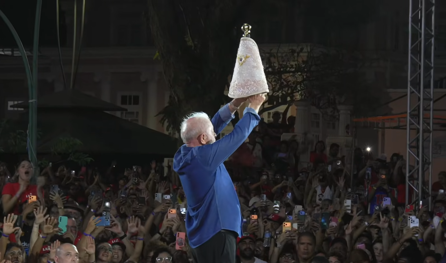 Presidente Luiz Inácio Lula da Silva levanta uma imagem da Nossa Senhora de Nazaré em Belém