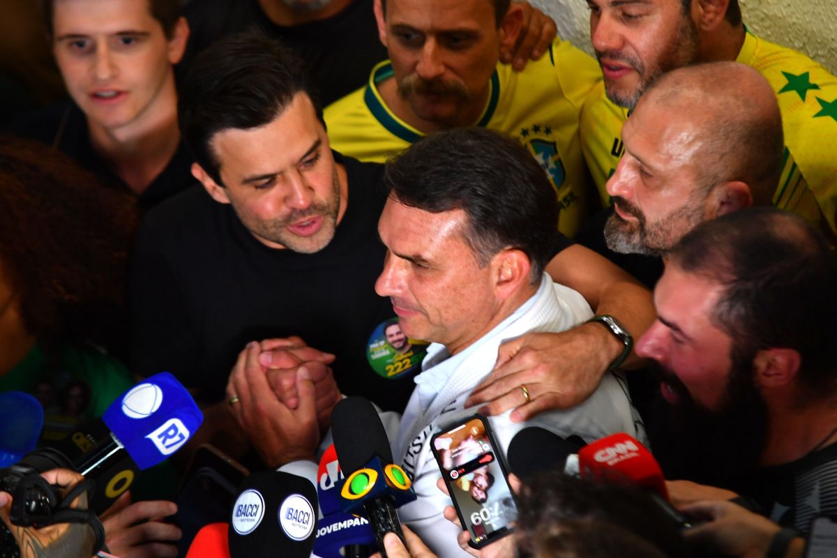 Análise: Flávio Bolsonaro tenta captar “voto de protesto”
